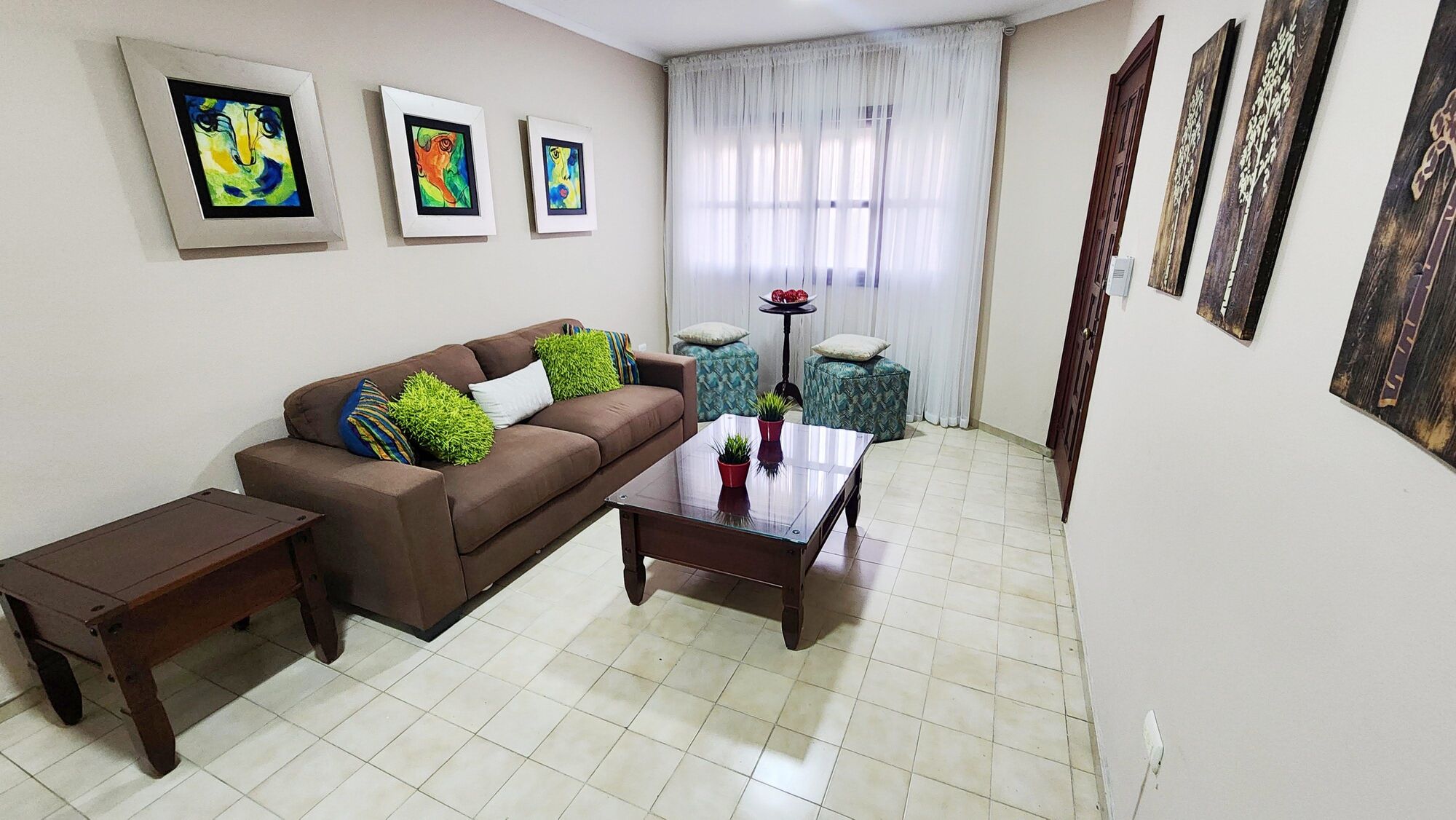 VENDO APARTAMENTO EN EVARISTO MORALES CON 130 MTS