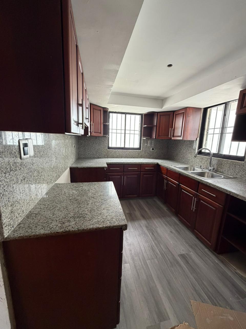 VENDO CASA EN ARROYO HONDO 2 NIVELES
