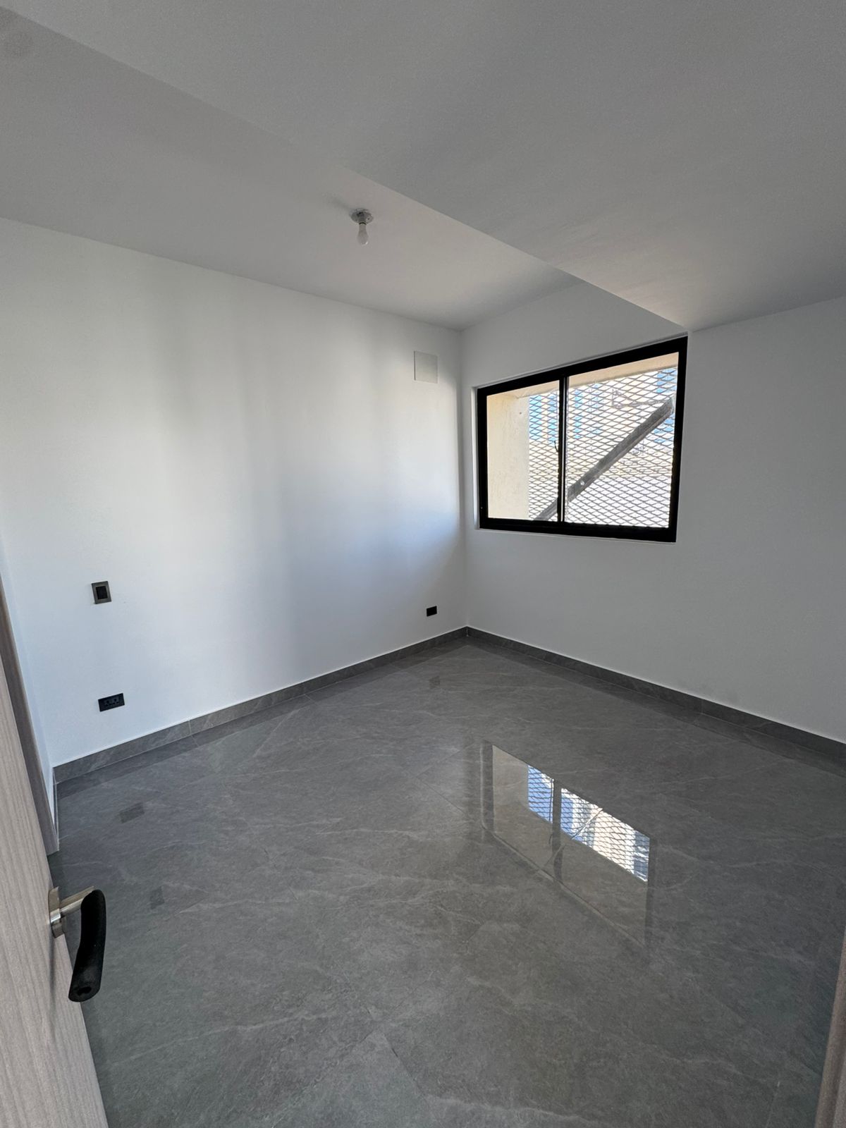 VENDO APARTAMENTO EN PIANTINI NUEVO UN 8 NIVEL